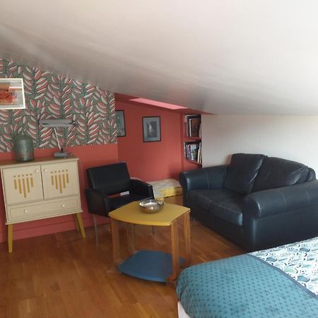 Clos St Joseph Oullins Buitenkant foto