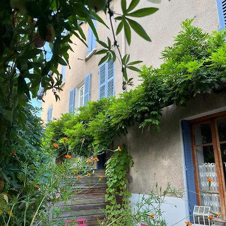 Clos St Joseph Oullins Buitenkant foto