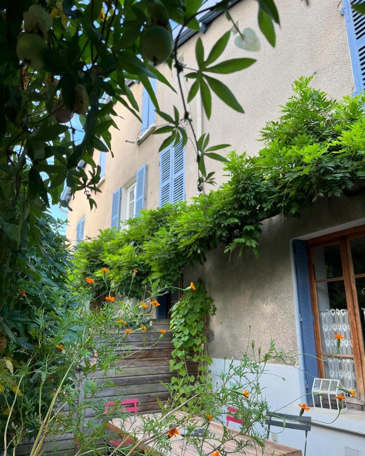 Clos St Joseph Oullins Buitenkant foto