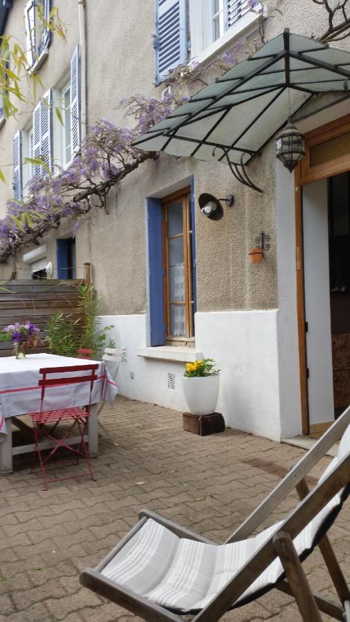 Clos St Joseph Oullins Buitenkant foto